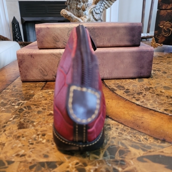 Dooney &Bourke red croc embossed leather pouchette - Picture 4 of 6